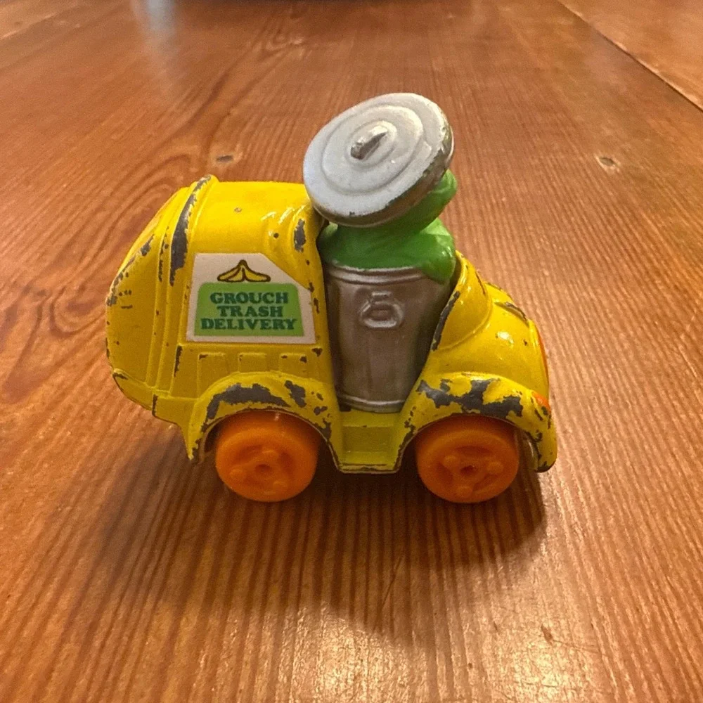 Vintage 1982 Hasbro Sesame Street Oscar the Grouch Diecast Garbage Truck Toy